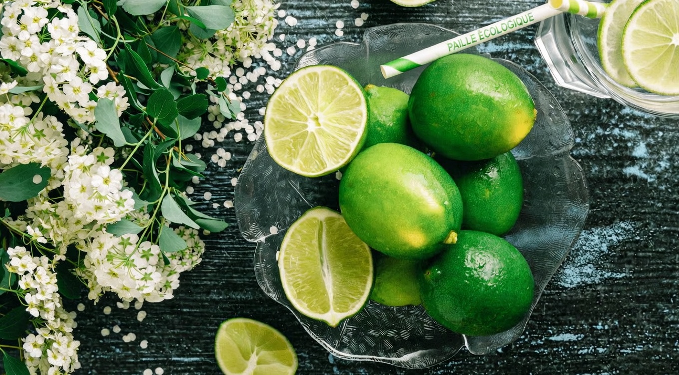 Découvrez cette recette facile de boisson matinale rafraîchissante au citron vert, aux clous de girofle et à la menthe pour soutenir le bien-être au quotidien