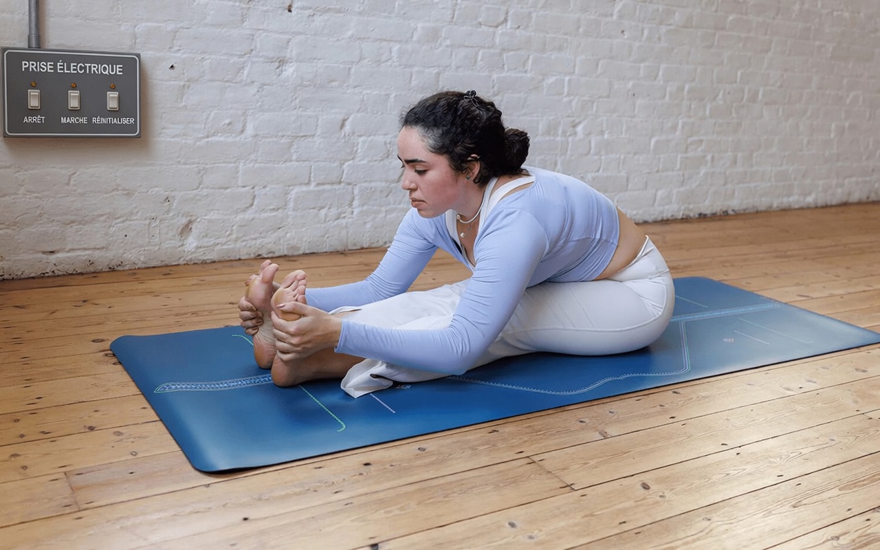 Vous avez du mal à dormir après 60 ans ? Découvrez 5 mouvements doux qui favorisent des nuits profondes et réparatrices