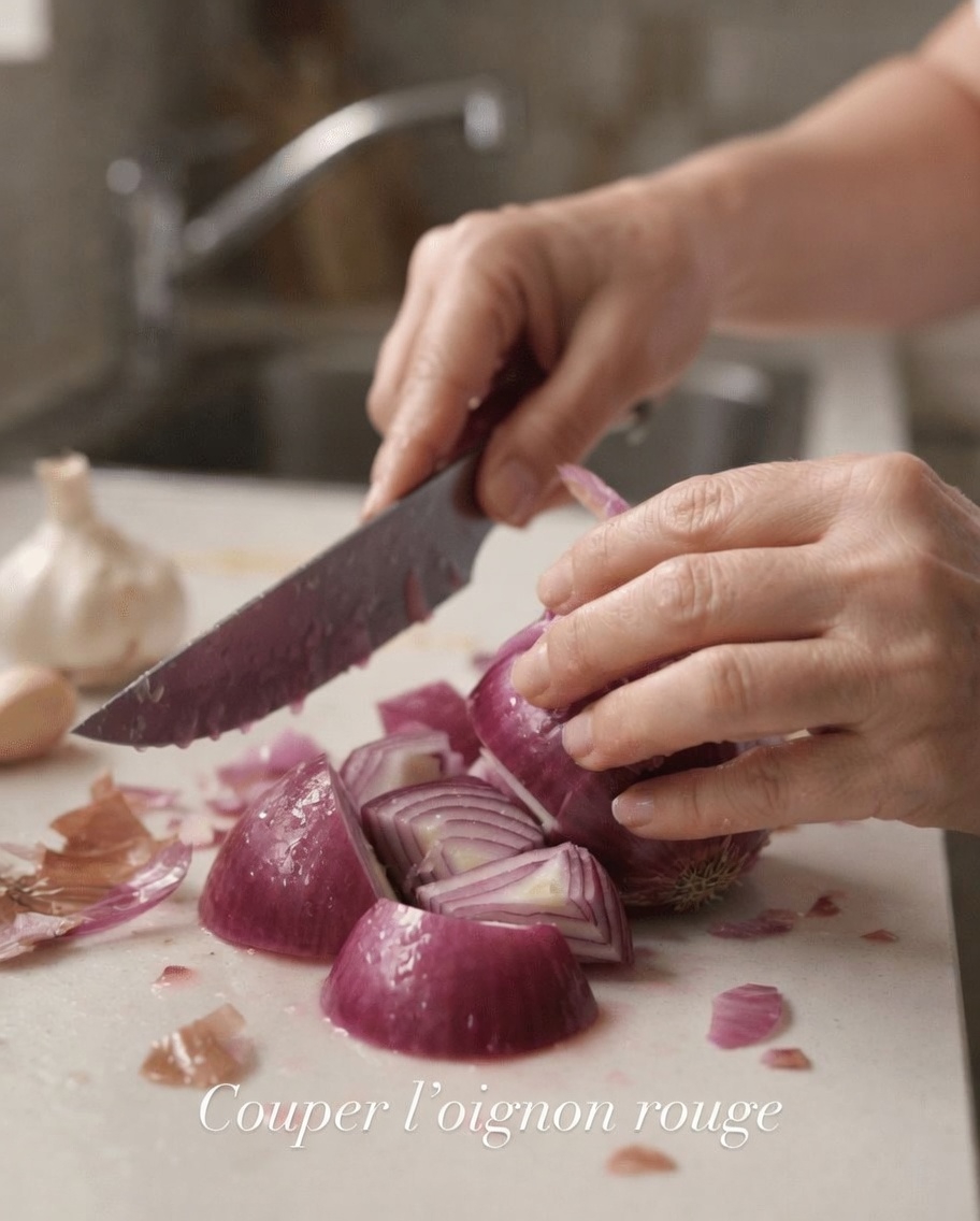 Essayez cette recette facile de masque facial maison à l’oignon rouge pour une peau naturellement éclatante et d’apparence plus saine