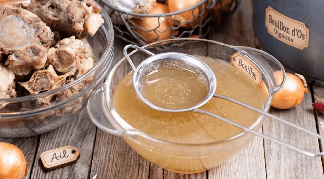 Buvez ceci chaque matin pour renforcer vos genoux et les rendre plus légers.