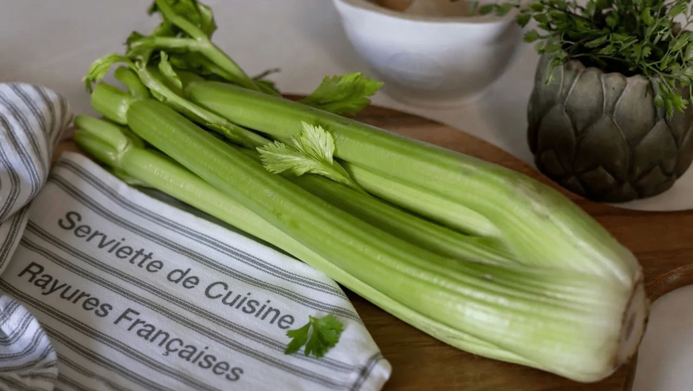Apprenez à préparer une simple boisson naturelle à la tomate pour soutenir la santé de la prostate chez les hommes de plus de 40 ans