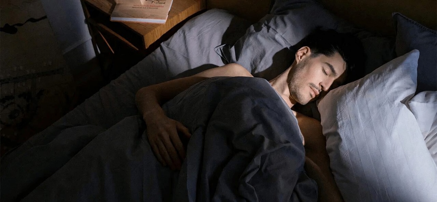 Pourquoi les experts suggèrent de dormir nu : des moyens simples par lesquels cette habitude peut favoriser un meilleur repos et le bien-être