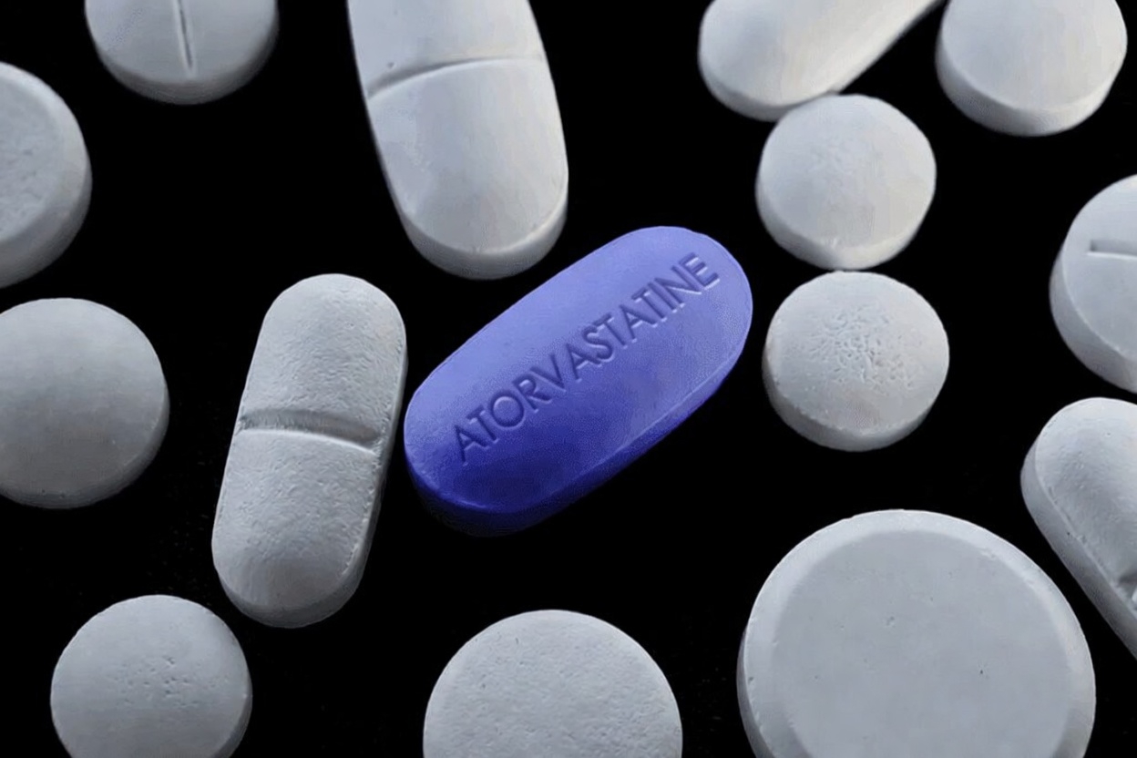 Effets secondaires de l’atorvastatine : 15 réactions courantes et rares à surveiller et à discuter avec votre médecin