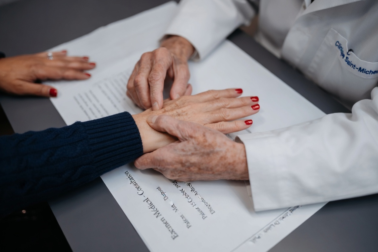 Pourquoi vos mains s’engourdissent-elles souvent ? Causes quotidiennes et gestes simples à essayer pour les soulager