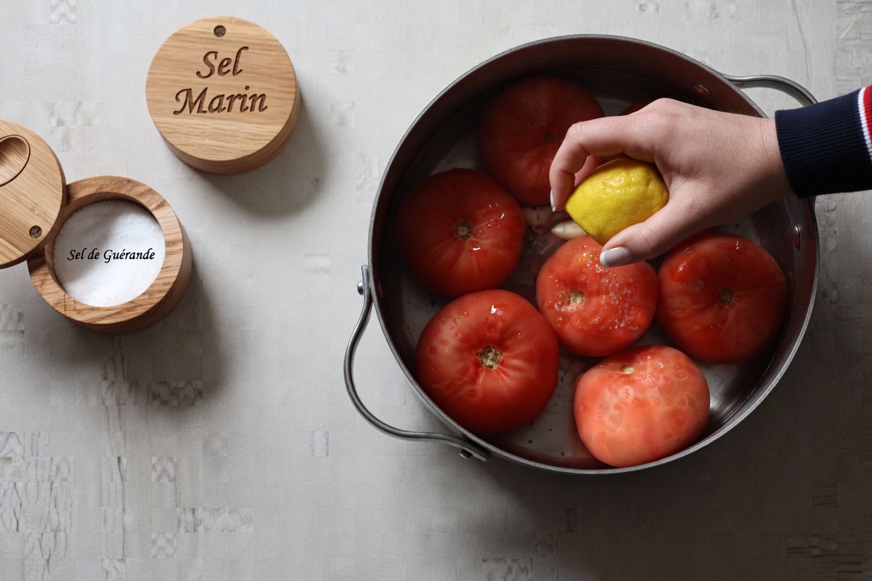 Jus de tomate, d’ail et de citron : une boisson naturelle qui intrigue de nombreux hommes de plus de 40 ans