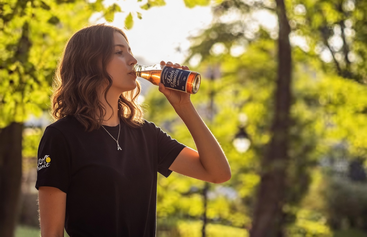 Découvrez les 5 erreurs courantes que nous commettons en buvant de l’eau et qui affectent votre bien-être quotidien