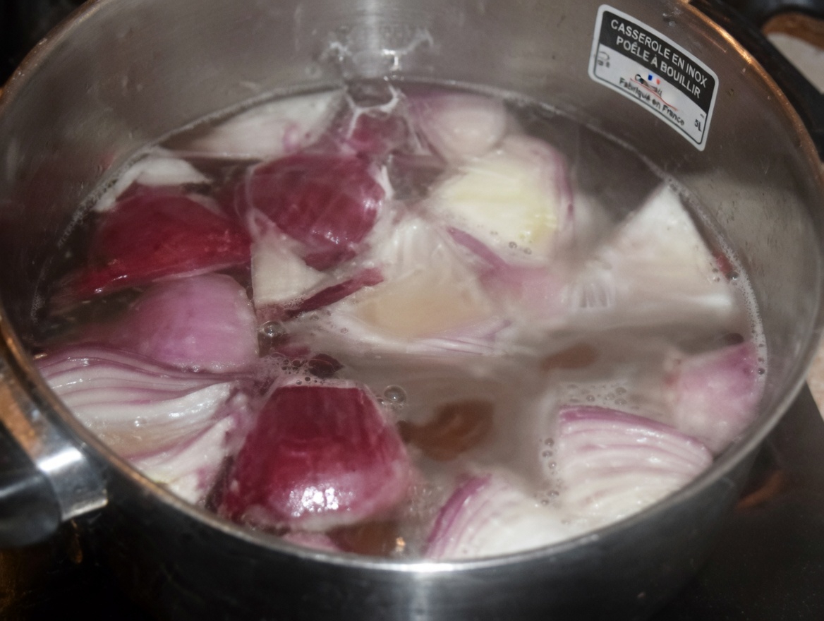 Faire tremper des oignons rouges toute une nuit dans l’eau : pourquoi cette habitude traditionnelle suscite de plus en plus d’intérêt pour le bien-être masculin