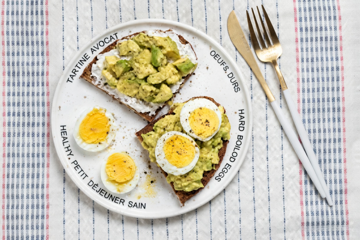 Seniors, veuillez lire ceci avant votre prochain œuf : 3 associations courantes qui bloquent discrètement les bienfaits (et quoi manger à la place)