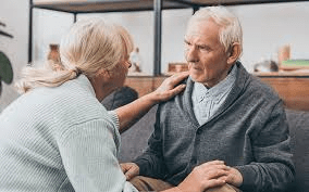 Plus de 60 ans ? 10 signes précoces de démence à surveiller : conseils pour les seniors et leurs familles