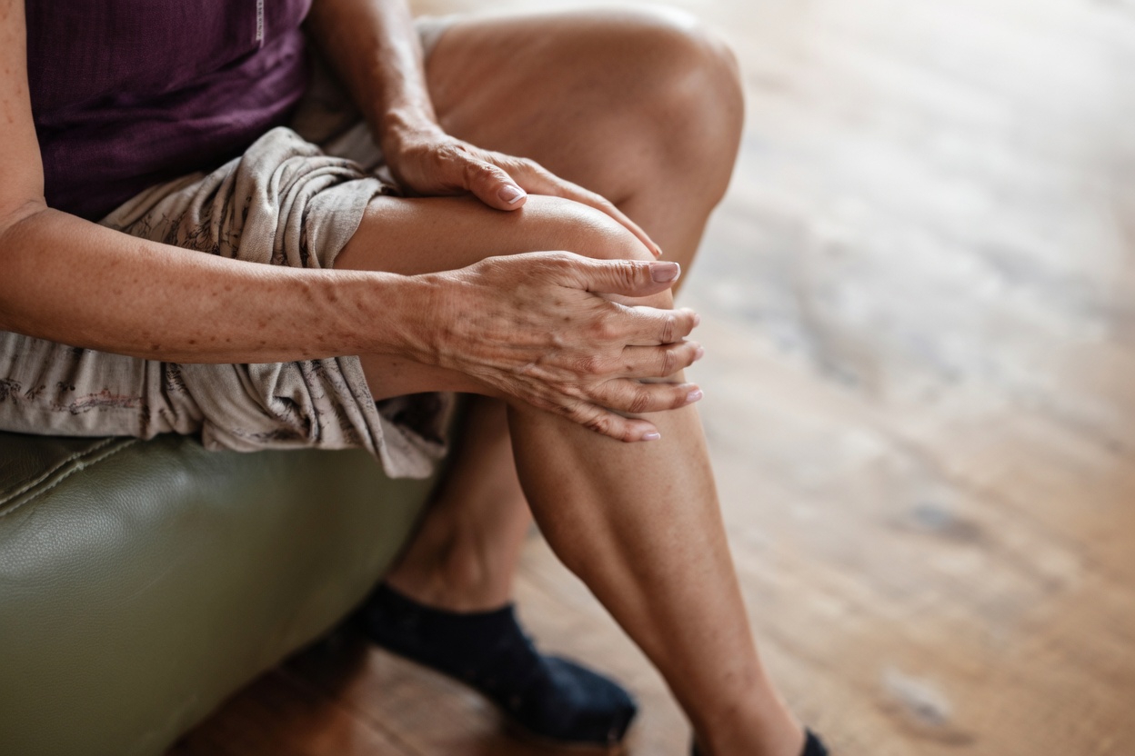 Découvrez des conseils pratiques pour soulager naturellement la douleur de l’arthrite à la maison et améliorer votre mobilité chaque jour