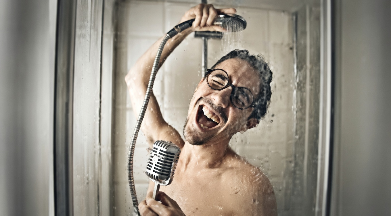 Se doucher après 50 ans est-il risqué ? 4 habitudes sous la douche à éviter pour se laver en toute sécurité