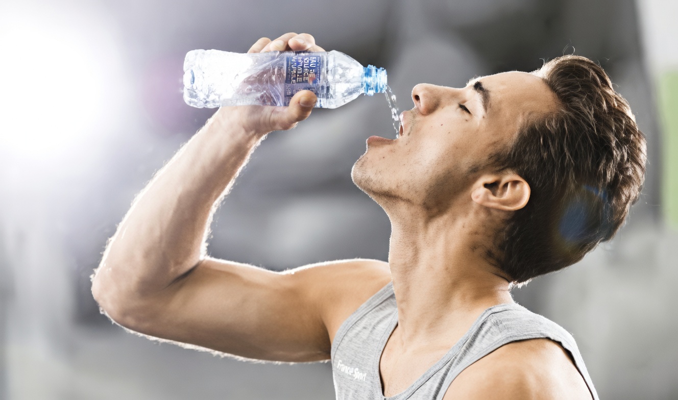 Hommes de plus de 50 ans : ARRÊTEZ de boire de l’eau plate ! Ajoutez CECI pour un maximum d’oxyde nitrique et une circulation ultra-performante !