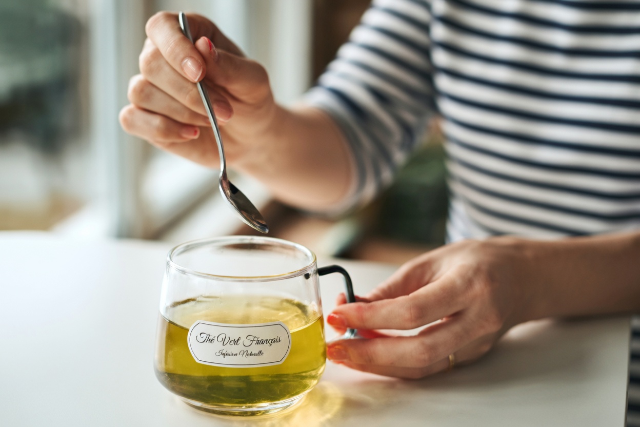 Plus de 60 ans ? Ces 3 thés simples redonnent de la force à vos jambes et du ressort à votre démarche