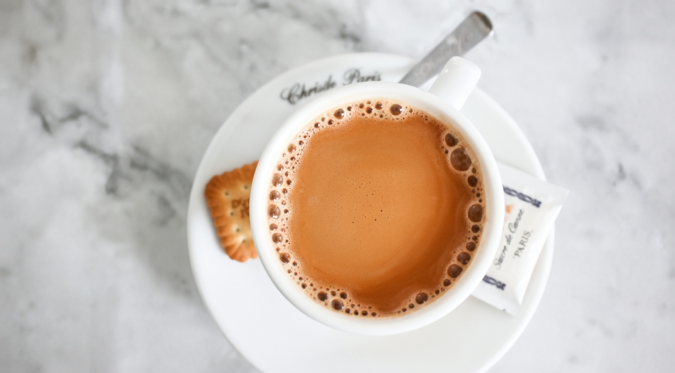 Plus de 60 ans ? Ces 3 thés simples redonnent de la force à vos jambes et du ressort à votre démarche