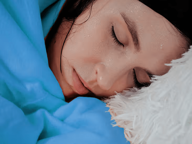 9 signes courants indiquant que vous traversez peut-être la ménopause et des habitudes quotidiennes simples pour vous sentir plus équilibrée