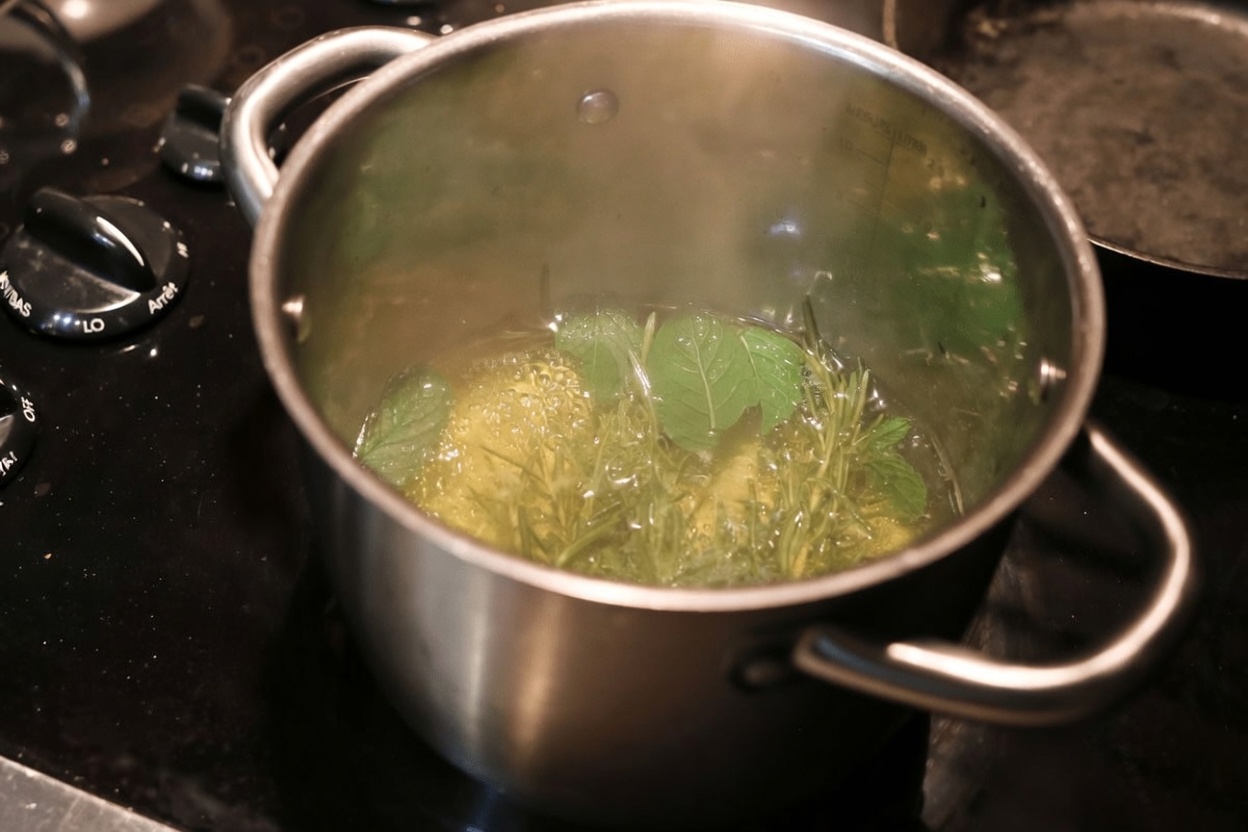 Explorer le rituel tonique capillaire au romarin et au clou de girofle pour des cheveux d’apparence plus saine dans votre routine du soir