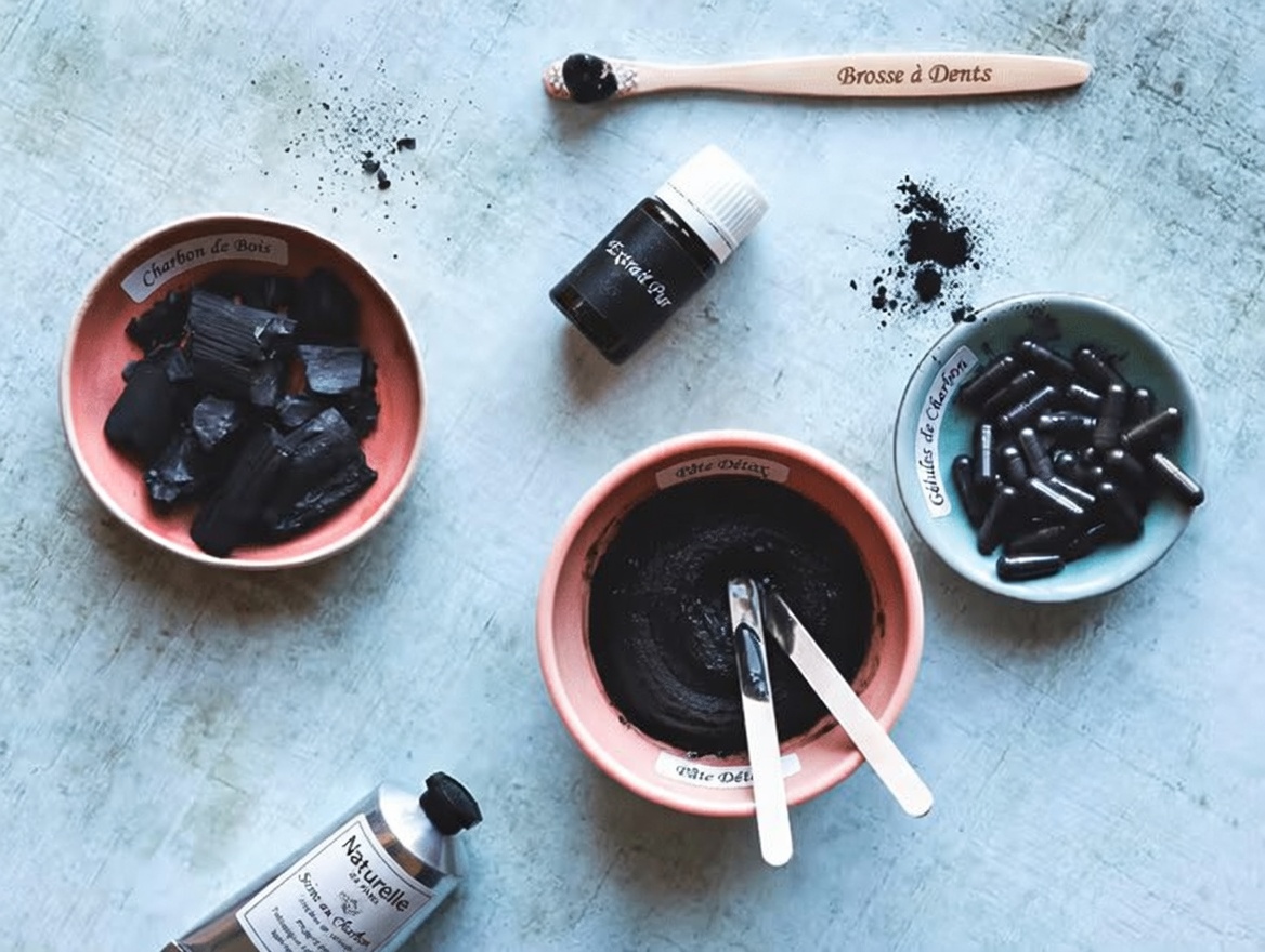 Explorer une approche naturelle de l’apparition des cheveux gris avec du charbon actif et du citron vert