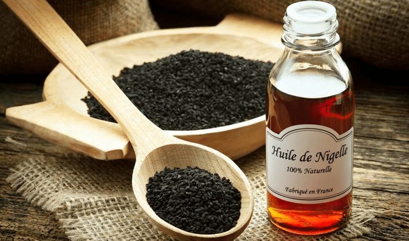 Les médecins à l’ancienne en jurent : seulement 3 gouttes d’huile de nigelle dans du miel corrigent 13 problèmes que vous pensiez permanents