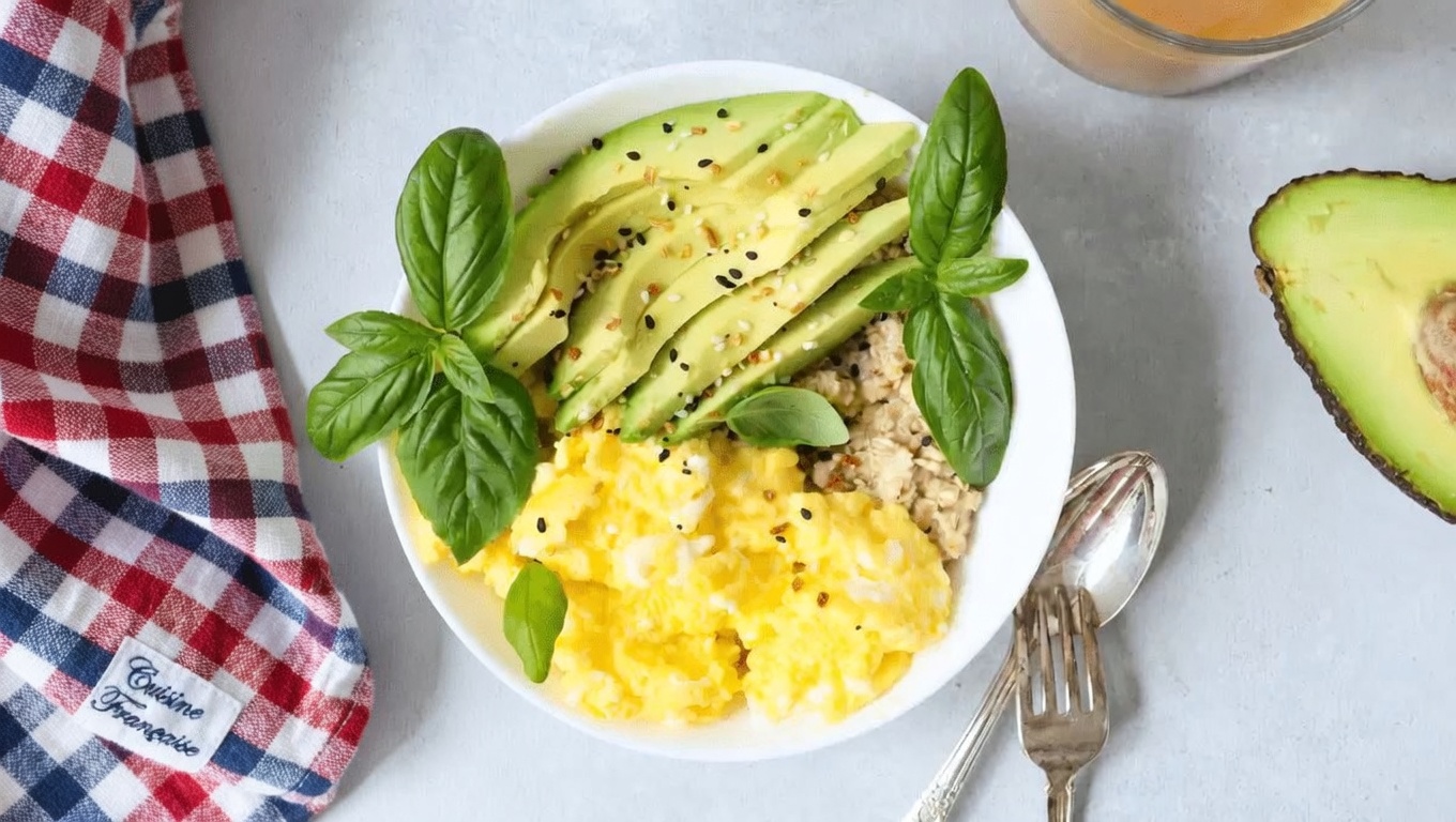 Alerte aux seniors : les 3 aliments courants à ne pas associer à la légère aux œufs pour une meilleure nutrition et plus d’énergie