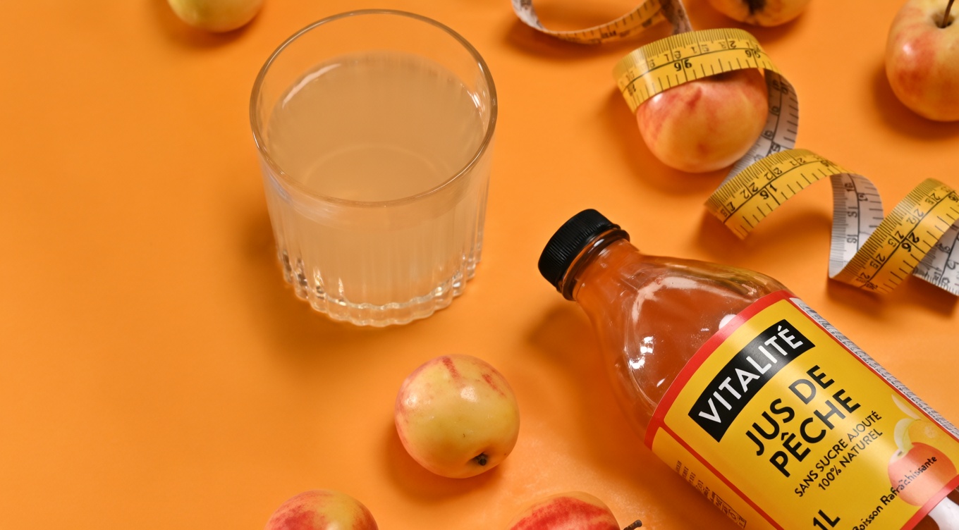 Shots de tonique maître tout-en-un Fire Cider avec mère de vinaigre de cidre de pomme, cannelle, clou de girofle, citron, gingembre, curcuma, poivre de Cayenne et miel