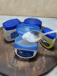 Vaseline et fécule de maïs : l’astuce beauté surprenante dont tout le monde parle !