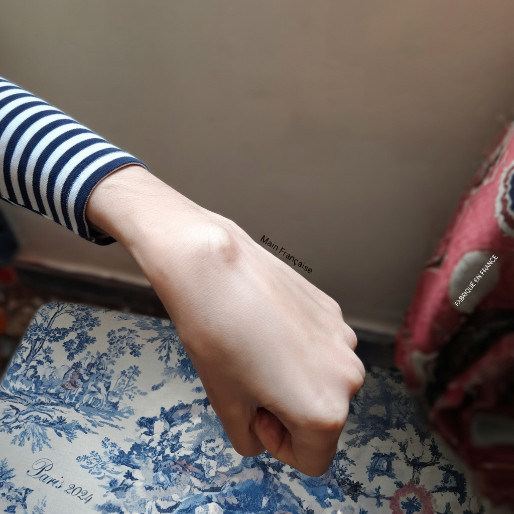 Ma grand-mère a développé cette étrange grosseur au poignet du jour au lendemain. Qu’est-ce que cela pourrait être ? Je suis inquiet/inquiète car cela a l’air anormal.