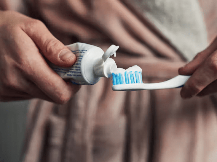 En seulement 2 minutes, éliminez 10 ans de taches sur les dents – Le blanchisseur naturel qui fonctionne vraiment