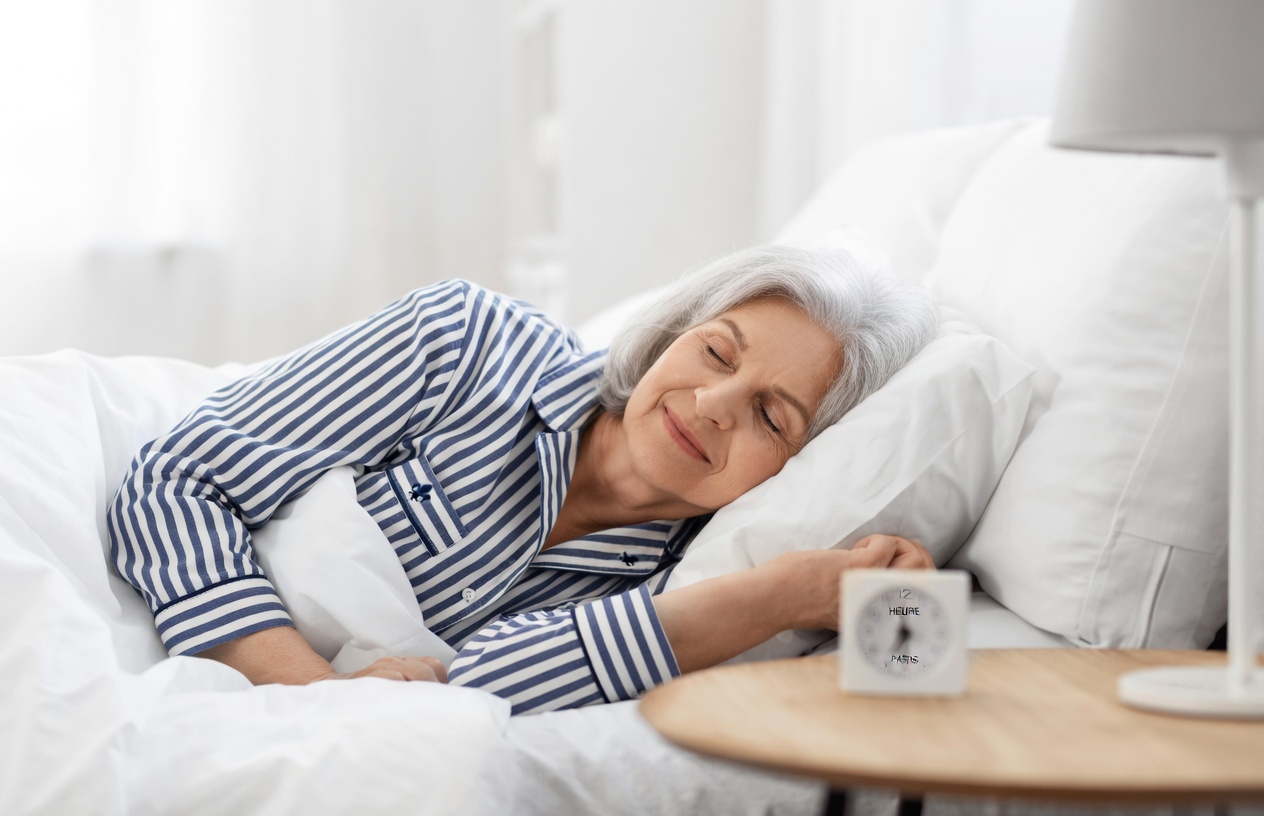 Seniors de plus de 60 ans : cessez de boire de l’eau plate la nuit – essayez ces 5 alternatives apaisantes pour un sommeil plus profond et ininterrompu
