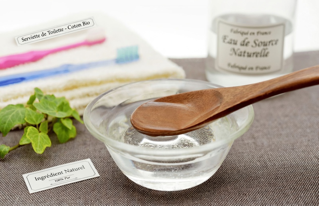 Découvrez 11 méthodes naturelles simples pour blanchir vos dents à la maison avec des ingrédients de cuisine courants que vous avez déjà