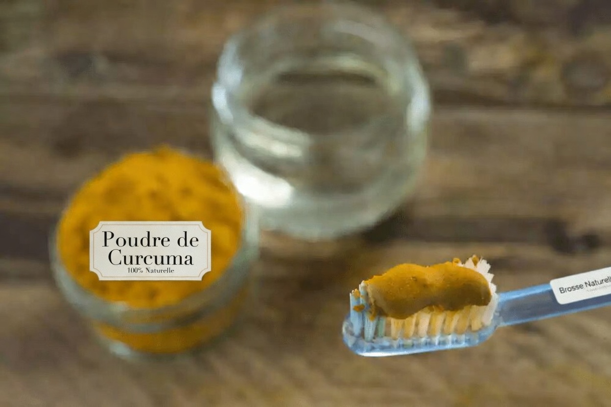 Découvrez 11 méthodes naturelles simples pour blanchir vos dents à la maison avec des ingrédients de cuisine courants que vous avez déjà