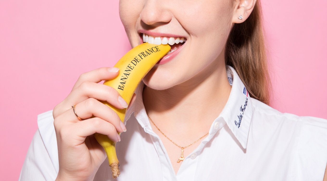 Découvrez 11 méthodes naturelles simples pour blanchir vos dents à la maison avec des ingrédients de cuisine courants que vous avez déjà