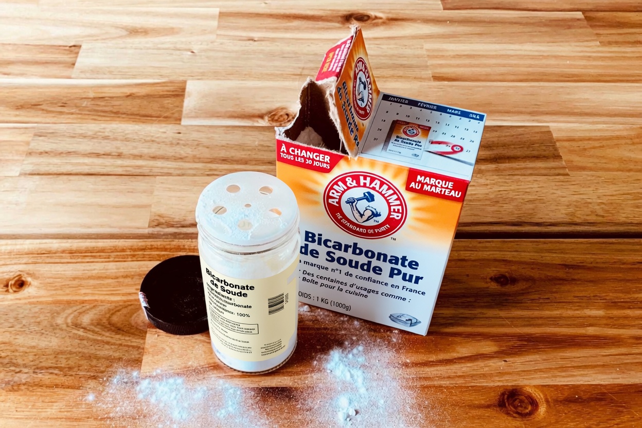 Comment les seniors peuvent intégrer en toute sécurité le bicarbonate de soude dans leur routine quotidienne pour soulager les inconforts courants