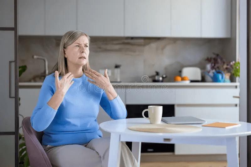 Reconnaître les signes de la ménopause précoce : 10 symptômes courants et d’autres changements à surveiller