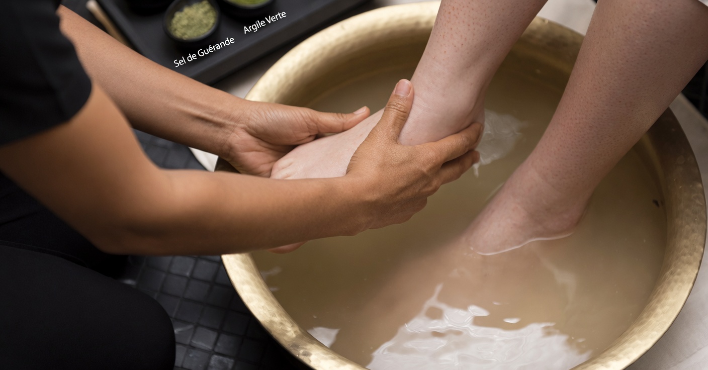 Dites adieu aux crampes, picotements, douleurs et gonflements des pieds : le simple bain de pieds du soir qui pourrait apporter un soulagement