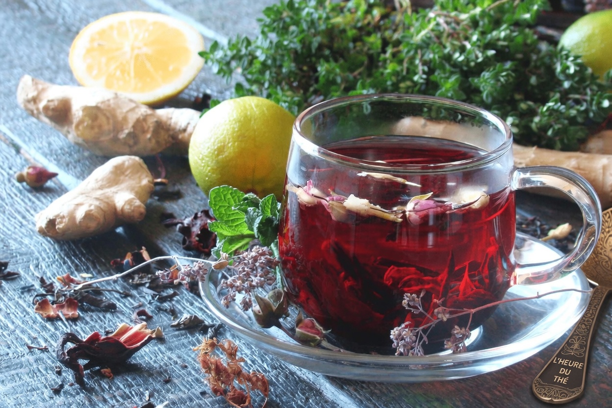Gingembre, feuilles de laurier et hibiscus : une boisson aux herbes rafraîchissante pour le bien-être au quotidien – le rituel quotidien qui apaise la digestion, calme l’inflammation et stimule la vitalité