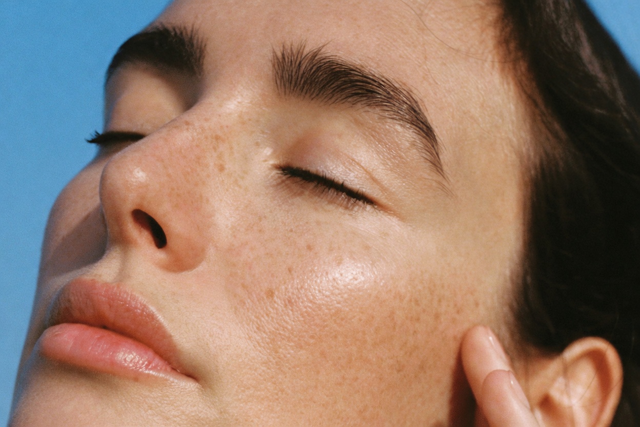 Découvrez 12 bienfaits potentiels de l’utilisation de l’oignon rouge pour le visage dans votre routine de soins naturels