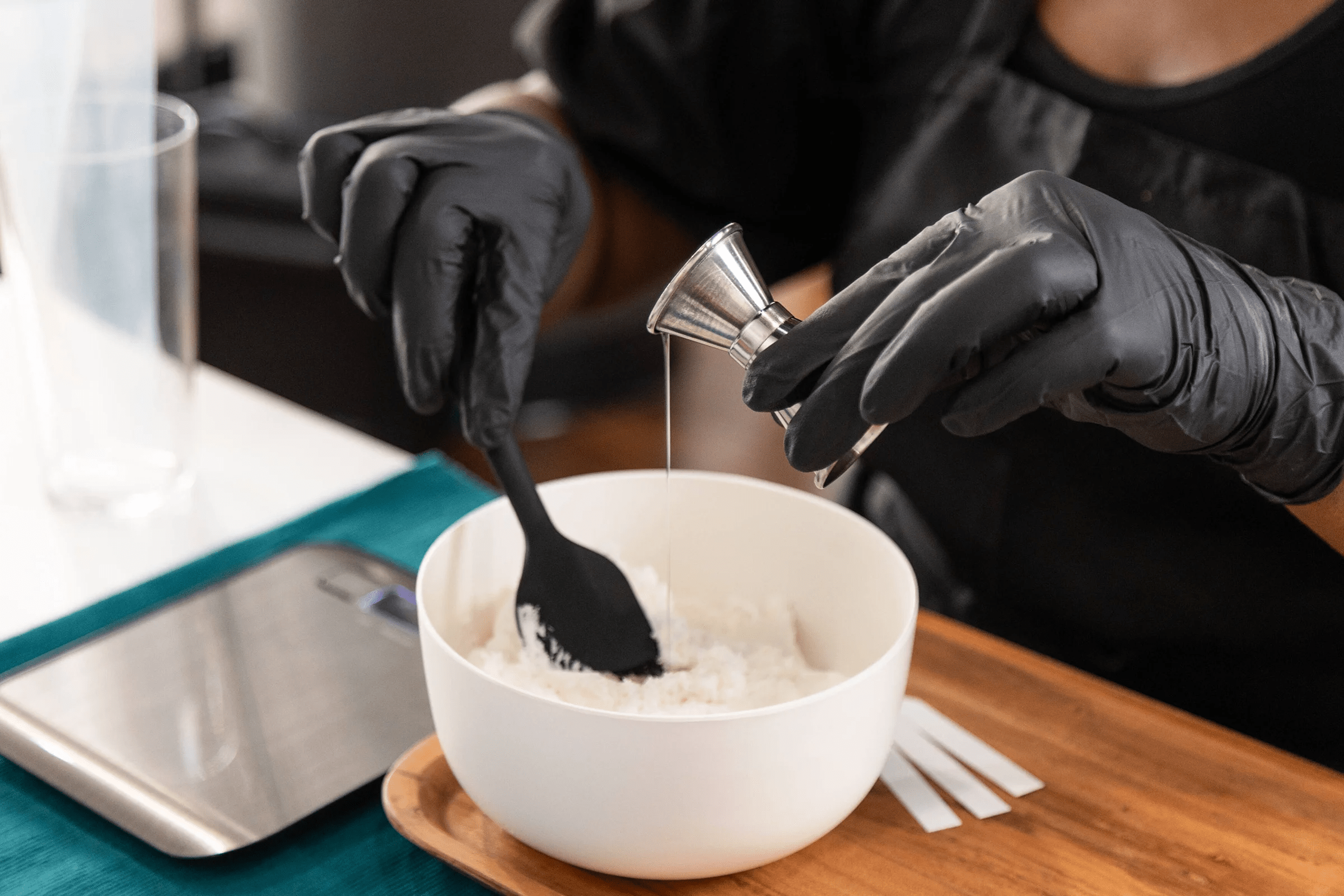 « On dirait que j’ai eu recours à une intervention esthétique » : le remède à domicile que les gens utilisent pour améliorer l’apparence des rides et des taches brunes sur les mains et les bras