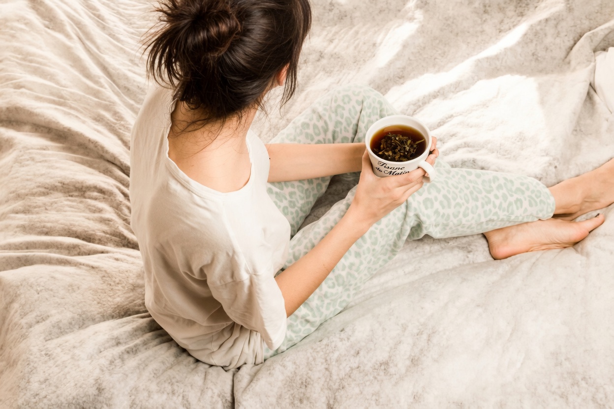 Plus de 60 ans et vous vous réveillez la nuit ? Découvrez des boissons à boire au coucher qui peuvent aider à favoriser naturellement un sommeil plus profond et plus réparateur