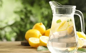 Découvrez 13 erreurs courantes que vous faites peut-être dans votre routine d’eau citronnée et des moyens simples de les corriger