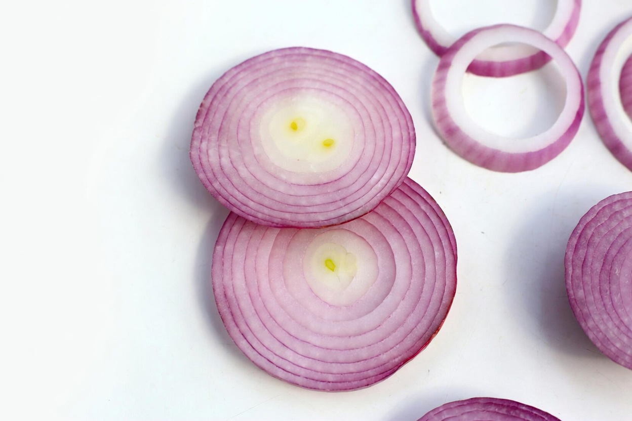 Remède à l’oignon rouge : la recette maison que de nombreux seniors redécouvrent pour soulager la toux et améliorer le confort respiratoire
