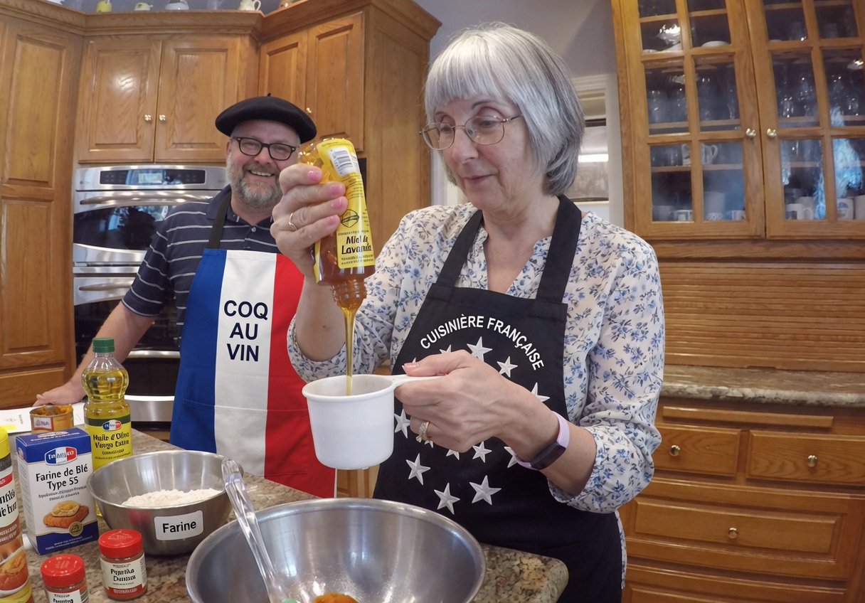 Deux gouttes d’huile de ricin sur du miel peuvent-elles devenir un doux rituel nocturne après 65 ans ?