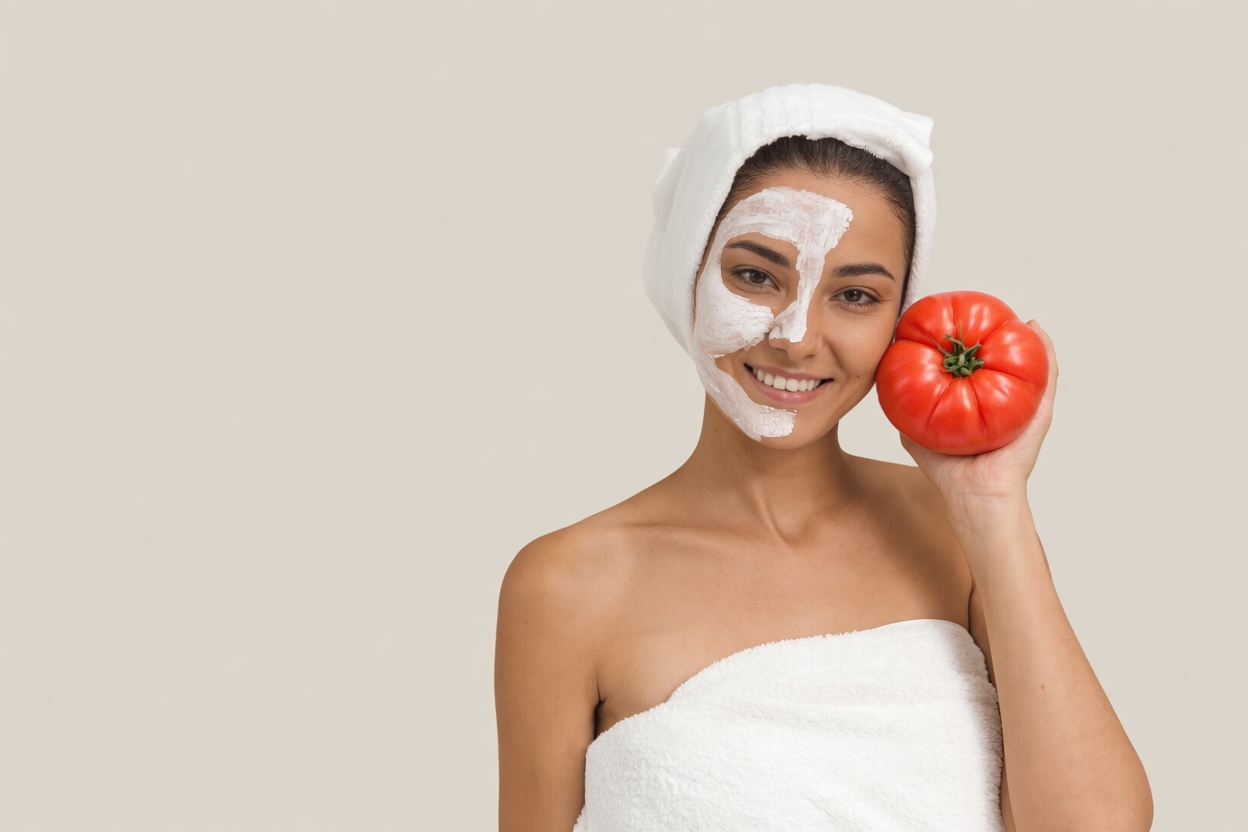 Un simple rituel à la tomate en cuisine pourrait-il aider à gérer naturellement la pilosité faciale ?