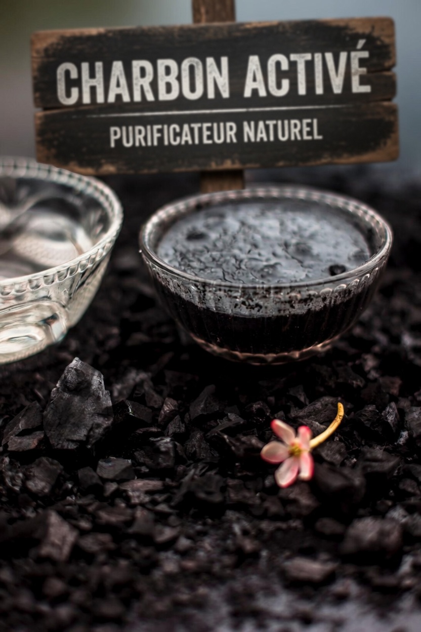 Charbon activé pour les cheveux gris : astuce naturelle ou simple illusion ?