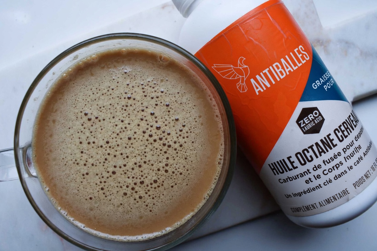 Pourquoi de nombreux seniors ajoutent des poudres de nutriments à leur café du matin pour soutenir potentiellement leur masse musculaire