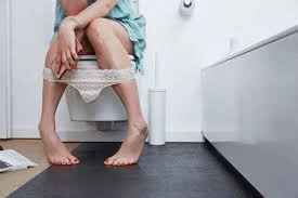 Pourquoi aller aux toilettes après un rapport intime est important pour votre santé