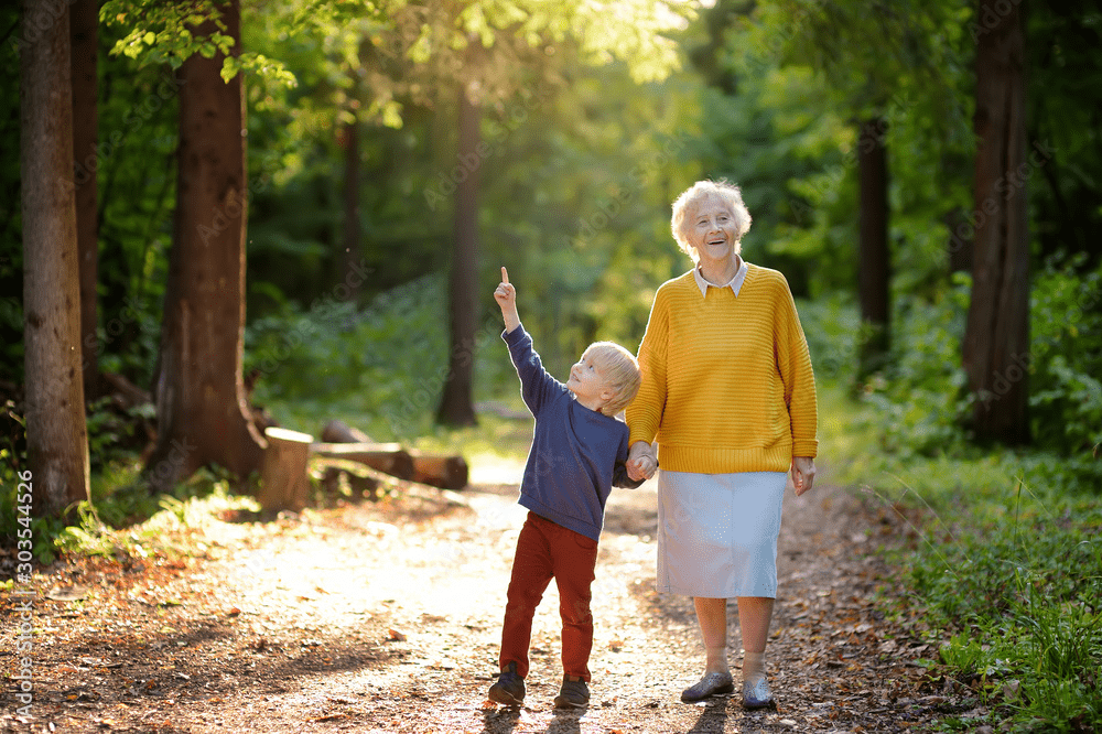 Seniors : découvrez comment boire du bouillon d’os peut contribuer à soutenir le cartilage du genou et à soulager naturellement les douleurs articulaires