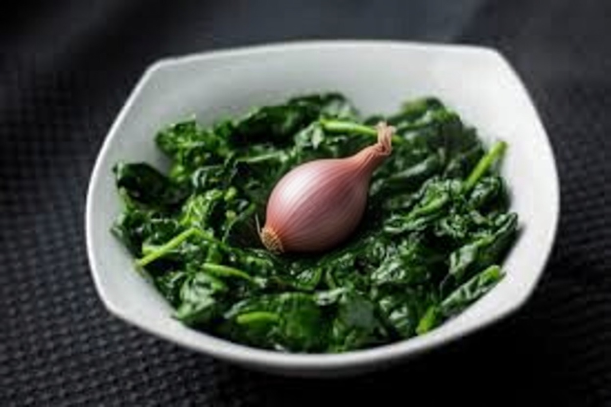 L’aliment manquant qui fait fondre silencieusement vos muscles après 60 ans (et les 5 aliments approuvés par des moines qui les restaurent)