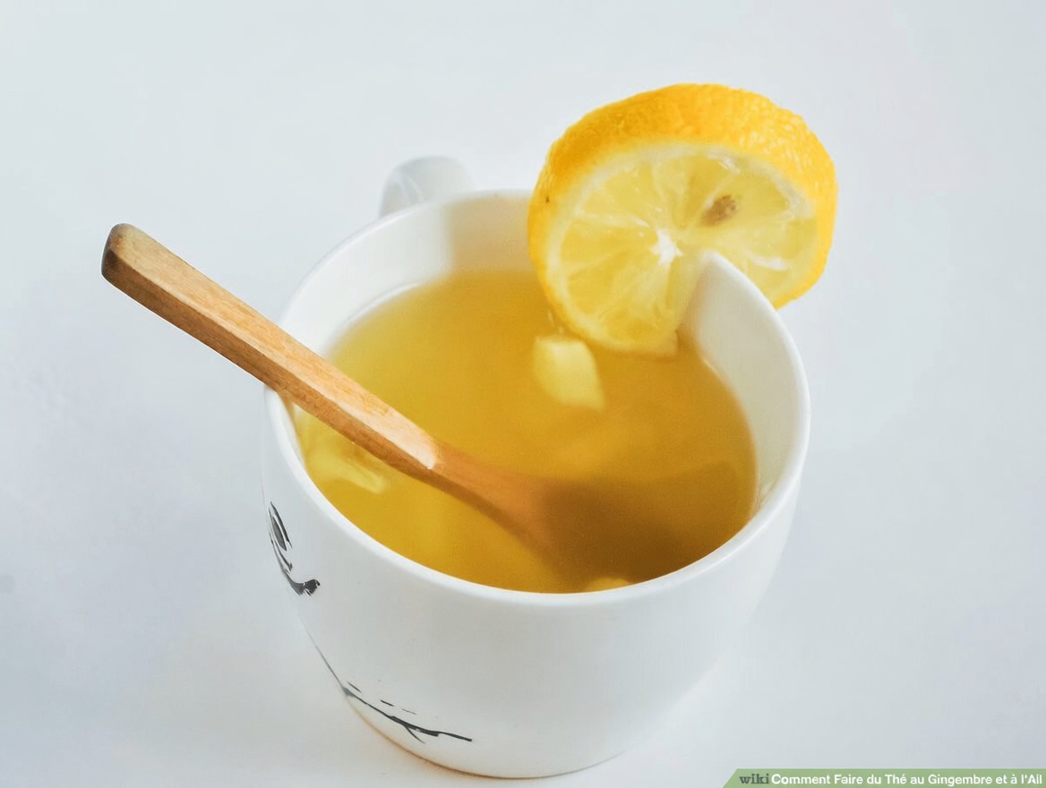 Un guide simple pour préparer un mélange de gingembre râpé, d’oignon, d’ail et de jus de citron pour votre routine quotidienne