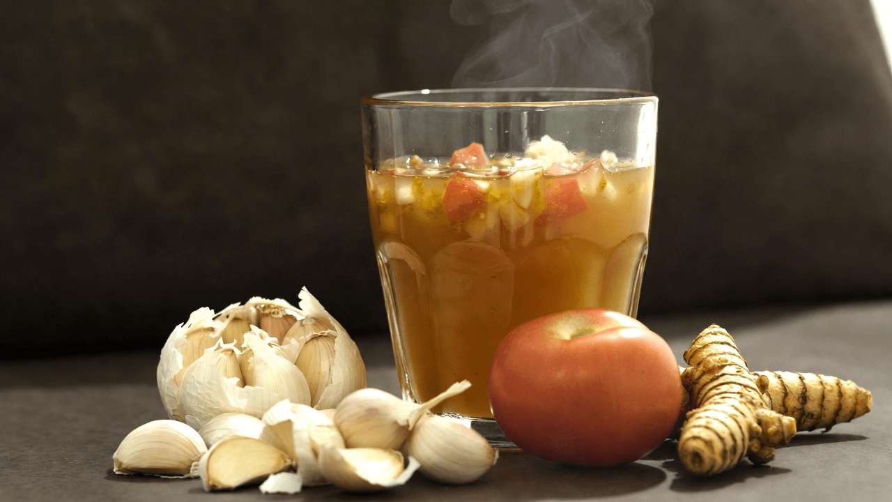 Boisson naturelle pour soutenir la santé de la prostate après 40 ans : exploration du mélange ail-tomate-curcuma