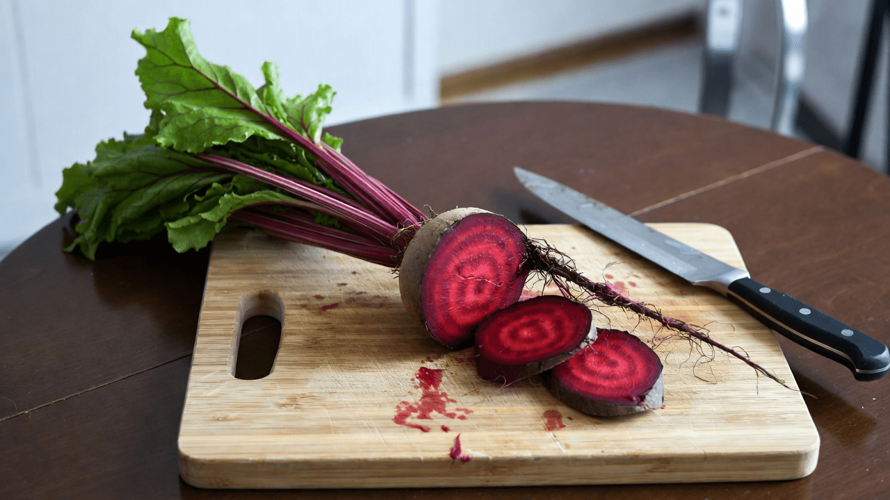 Seniors : Découvrez comment une simple habitude de betterave au coucher pourrait soutenir la circulation des jambes pendant la nuit